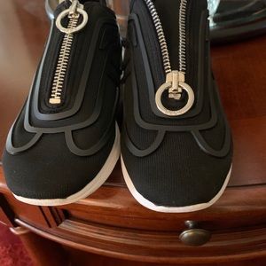 DKNY NILLI ZIPPERED SLIP ON NWB